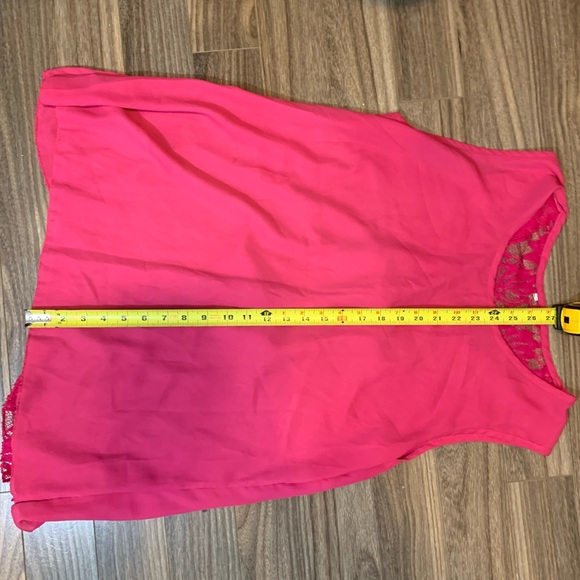 💖Really Pretty Sleeveless Pink Blouse W/ Lace and Bow Embellishments In Back💖 - Picture 3 of 8